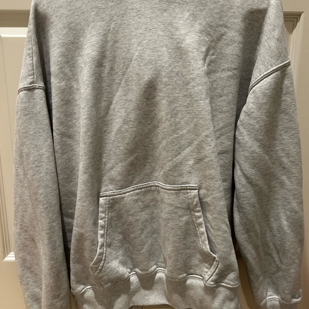 Hollister Men's Light Gray Crewneck Sweater